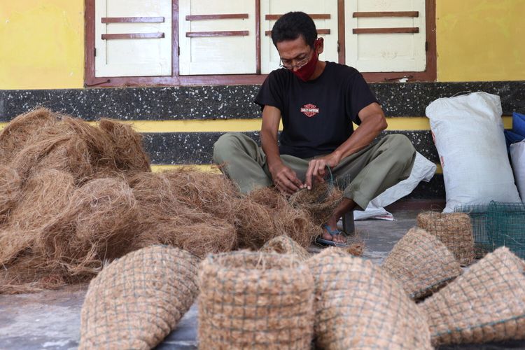 Agus Winarno memanfaatkan sabut kelapa sebagai pot untuk media tanam. Di rumahnya, di Desa Kedungturi, Kecamatan Gudo, Jombang, Jawa Timur, bapak 1 anak itu juga membuat cocopeat dan cocofiber sebagai media tanam.