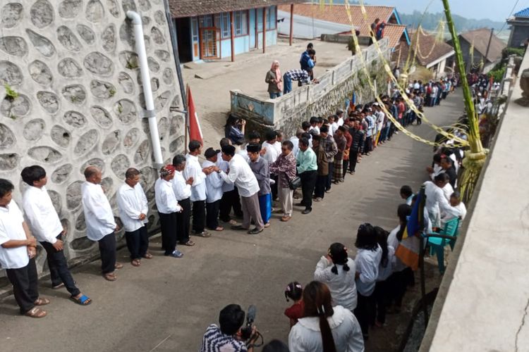 Umat Budha di Thekelan menerima ucapan selamat Hari Raya Waisak dari seluruh warga