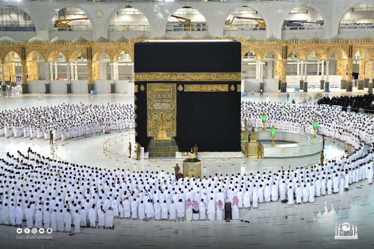 Foto shalat Subuh berjamaah di Masjidil Haram tanpa menjaga jarak untuk pertama kalinya sejak pandemi diimulai. Kerajaan Arab Saudi mengizinkan Masjidil Haram di Makkah menampung para jemaah dengan kapasitas penuh pada Minggu (17/10/2021). Foto ini disediakan oleh akun Twitter resmi yang mengelola informasi Dua Masjid Suci, Haramain Sharifain.