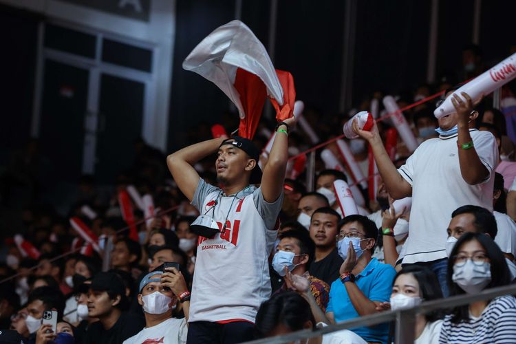 Suporter timnas basket Indonesia meneriakkan yel-yel saat melawan timnas basket Yordania pada laga kedua Grup A FIBA Asia Cup 2022 di Istora Senayan, Jakarta, pada Kamis (14/7/2022).  Timnas basket Indonesia kalah 65-74 dari Yordania.