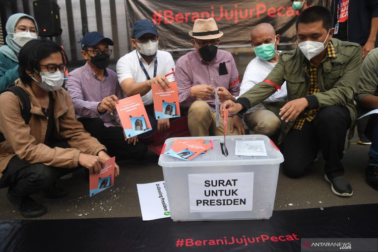 Sejumlah pegawai nonaktif KPK bersama pegiat anti korupsi menunjukkan surat untuk presiden saat mengikuti aksi anti korupsi di Jakarta, Rabu (15/9/2021). 