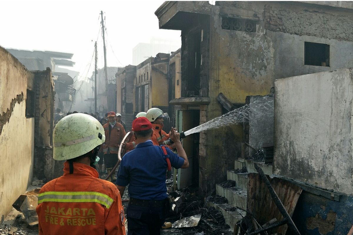 Petugas pemadam kebakaran sedang melakukan proses pemadaman,  di Kawasan Tebet, Jakarta Selatan,  Rabu (10/7/2019).