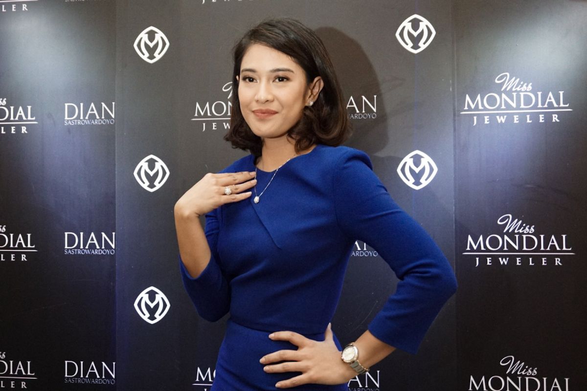 Artis peran Dian Sastrowardoyo dalam acara Media Luncheon Mondial Jewelry di Plaza Indonesia, Tanah Abang, Jakarta Pusat, Jumat (27/7/2018).