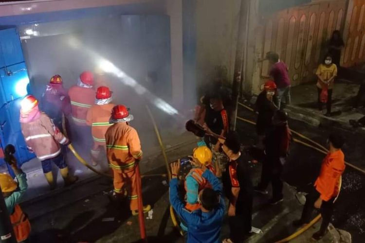 Foto: Petugas Damkar Pematang Siantar memadamkan kebakaran Apotek Kimia Farma yang berlokasi di Jalan Sutomo No 63, Kelurahan Proklamasi, Kecamatan Siantar Barat, Kota Pematang Siantar, Rabu 13 September 2023 malam sekitar pukul 22.30 WIB.