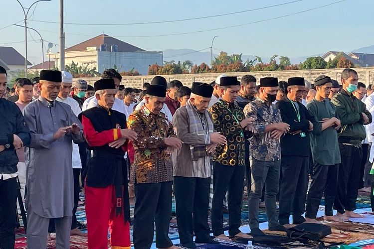 Ketua Majelis Syuro Partai Ummat Amien Rais saat menjadi khotib solat Idul Adha yang digelar oleh warga Muhammdiyah, di area parkir mall Transmart Bojongsoang, Kabupaten Bandung, Jawa Barat, Rabu (28/6/2023).