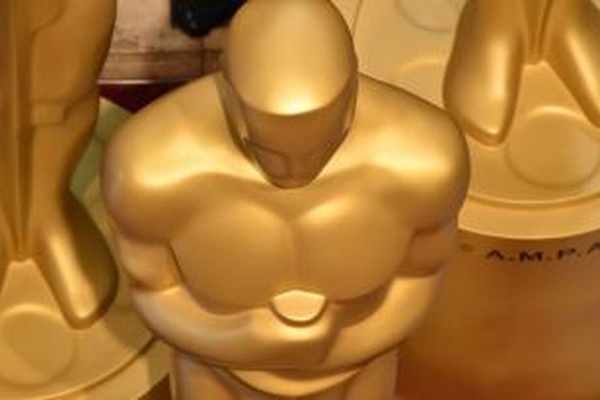 Patung-patung Oscar tampak di karpet merah luar Dolby Theatre, Hollywood, California, AS, Sabtu (21/2/2015) waktu setempat, seiring dilakukannya persiapan menuju pergelaran Academy Awards 2015, yang diadakan di tempat yang sama, Minggu (22/2/2015) waktu setempat.