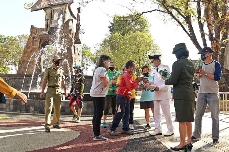Wali Kota Salatiga Yuliyanto membagikan masker kepada masyarakat usai upacara peringatan proklamasi. 