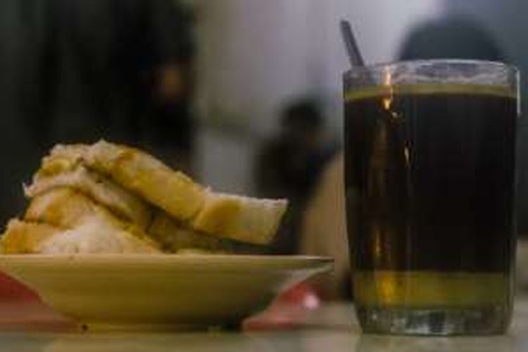 Sepiring roti panggang bersisipkan butter dan segelas kopi butter dari kopitiam Heap Seng Leong.