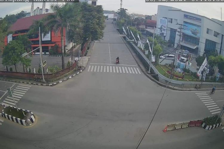 Simpang tiga kantor pos di Gajah Mada di Samarinda tampak sepi saat pemberlakuan Kaltim steril berdasarkan pantauan CCTV, Sabtu (6/2/2021). 