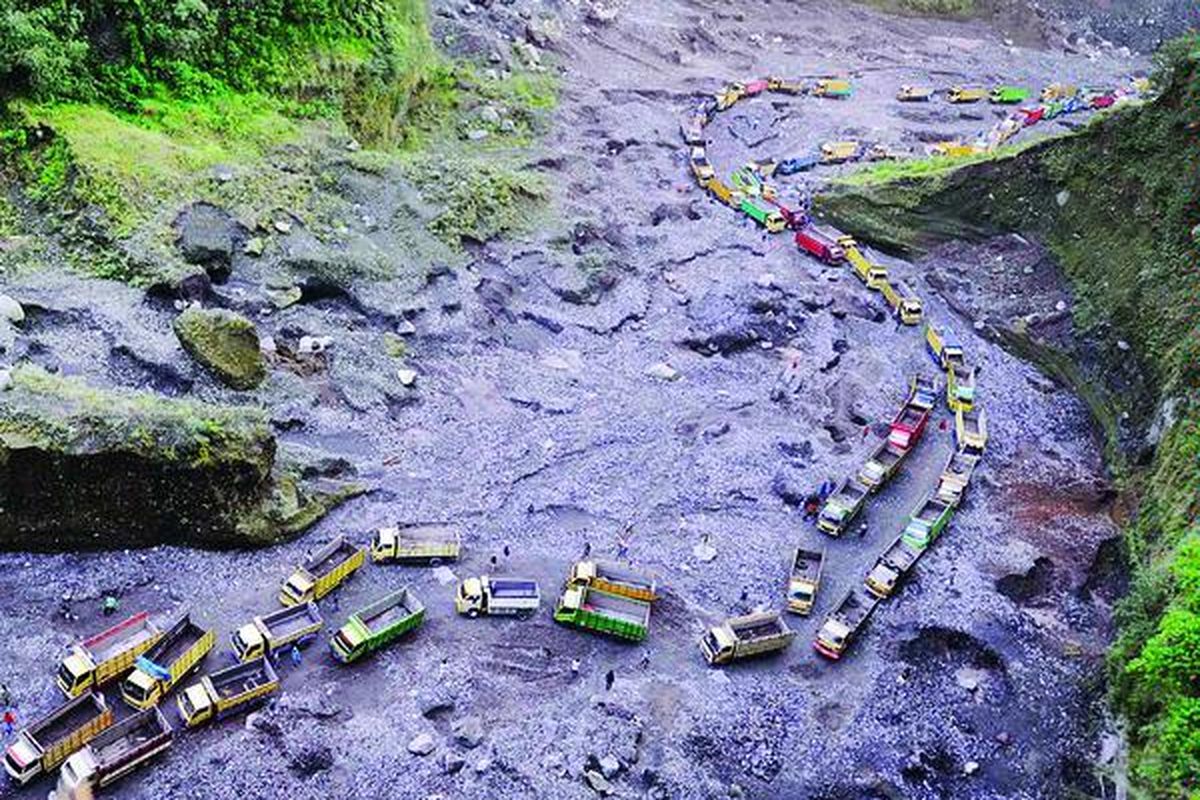 Ratusan truk antre untuk mendapat pasir sisa erupsi Gunung Merapi 2006 di dasar Kali Gendol, Dusun Jambu, Desa Kepuharjo, Cangkringan, Sleman, DI Yogyakarta, Kamis (21/10). Bagi masyarakat yang hidup di sekitar lereng Gunung Merapi, erupsi Gunung Merapi adalah ancaman bencana sekaligus berkah.