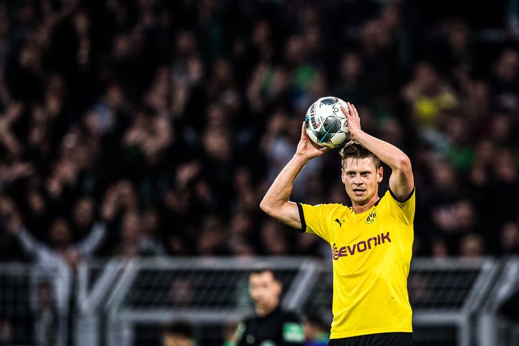DORTMUND, JERMAN - 28 SEPTEMBER: Lukasz Piszczek dari Dortmund menyiapkan lemparan ke dalam selama pertandingan Bundesliga antara Borussia Dortmund dan SV Werder Bremen di Signal Iduna Park pada 28 September 2019 di Dortmund, Jerman.