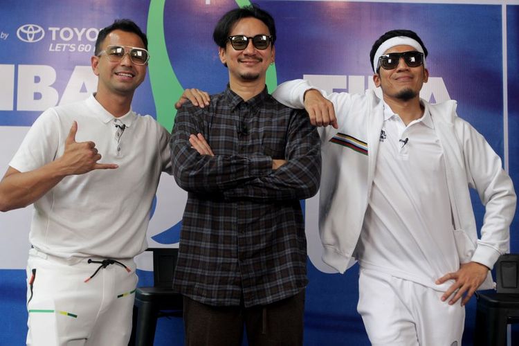 (Dari kiri) Raffi Ahmad, Vincent Rompies, dan Desta Mahendra dalam konferensi pers Tiba Tiba Tenis di kawasan Pejaten Barat, Jakarta Selatan pada Selasa (8/11/2022). 