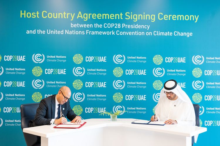 Presiden terpilih COP28 Dr Al Jaber (kanan) dan Sekretaris UNFCCC Simon Stiell (kiri).