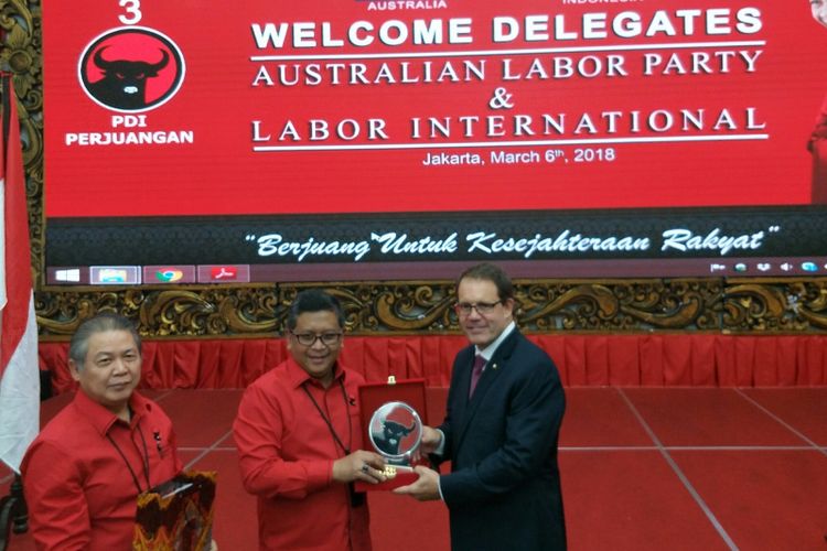 Sekjen PDI-P Hasto Kristiyanto menerima kunjungan  Partai Buruh Australia di Kantor DPP PDI-P, Menteng, Jakarta, Selasa (6/3/2018).