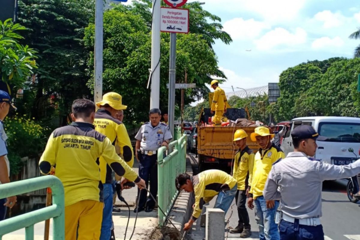 Pagar yang halangi zebra cross di Tamini Square dibongkar, Senin (11/2/2019)