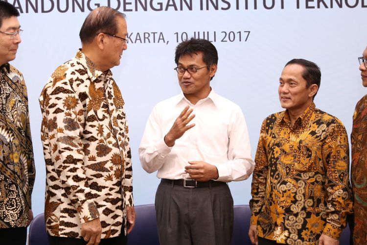 (Dari kanan ke kiri) Direktur Utama PT Mahkota Permata Perdana Herman Nagaria, Komisaris Utama PT Summarecon Agung Tbk. Soetjipto Nagaria,  Sekretaris Jenderal Kemenristekdikti Ainun Naim, Rektor ITB Prof. Dr. Ir. Kadarsah Suryadi, DEA, dan President Director Summarecon Adrianto P. Adhi.