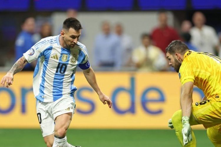 Penyerang Argentina, Lionel Messi, saat berhadapan dengan kiper Kanada, Maxime Crepeau, dalam fase grup Copa America 2024 antara Argentina vs Kanada pada 20 Juni 2024.