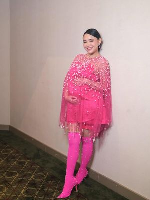 Hamil 4 bulan, Amanda tampil memukau pamer baby bump serba pink di Gala Premiere film CAPER. Intip detailnya.
