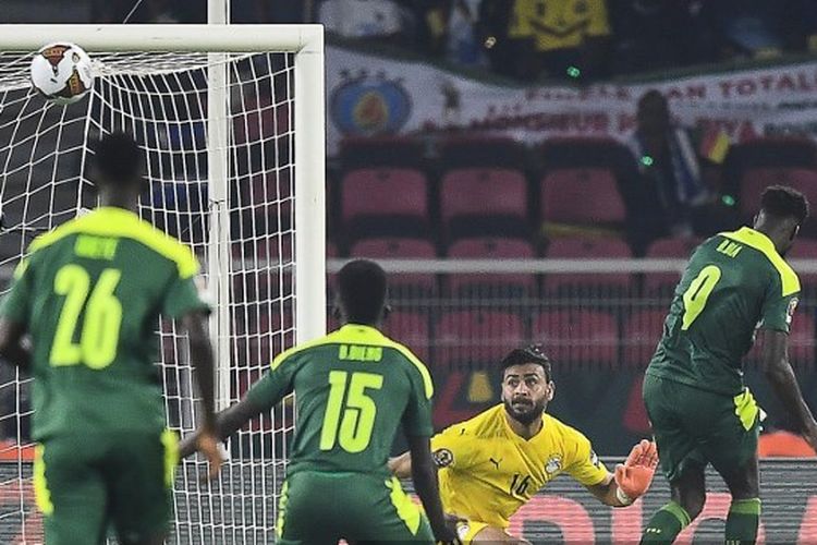 Striker timnas Senegal, Boulaye Dia, melakukan sundulan ke gawang Mesir di final Piala Afrika 2021.