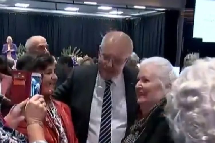 Detik-detik ketika PM Australia Scott Morrison dilempari telur ketika berada di di Albury, New South Wales, Selasa (7/5/2019). (Sky News Australia)