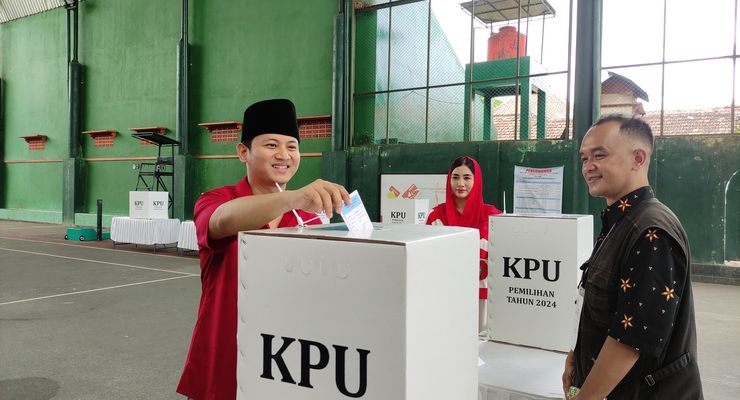 Calon Tunggal Bupati Trenggalek Nur Arifin Tak Lakukan Ritual Khusus Saat ke TPS