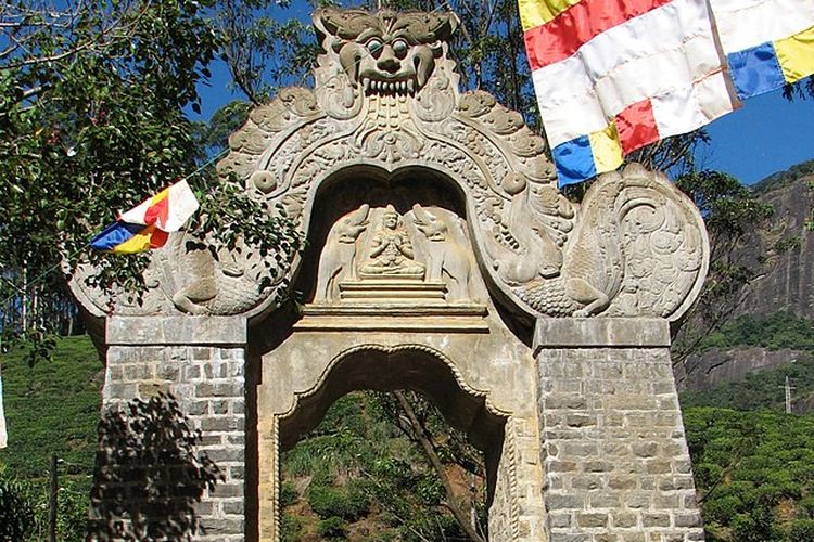 Pintu gerbang Sri Pada, tempat suci di Sri Lanka. [Via Wikimedia Commons]