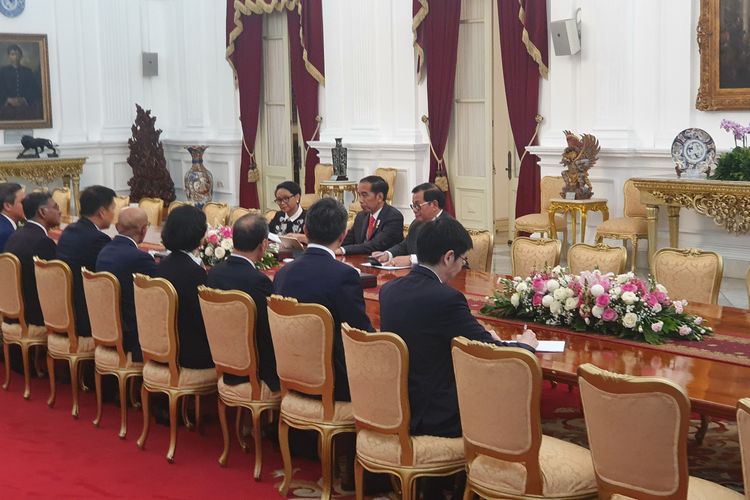 Presiden Joko Widodo menerima Ketua dan Anggota Parlemen Singapura di Istana Merdeka Jakarta, Rabu (20/11/2019).