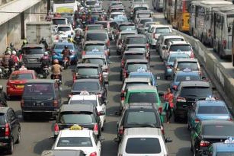 Kemacetan panjang terjadi di ruas Jalan Gajah Mada, Jakarta, Jumat (13/9/2013). Gubernur DKI Jakarta Joko Widodo mengaku khawatir dengan kebijakan mobil murah yang digagas oleh pemerintah pusat.