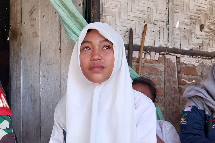 Elsa tampak menangis terharu saat dikunjungi pemerintah Sumbawa dan diberi beasiswa, Senin (5/8/2024).