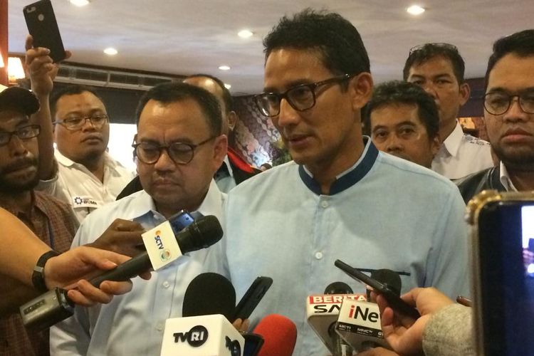 Direktur materi dan debat Badan Pemenangan Nasional (BPN), Sudirman Said dan Sandiaga Uno. di Resto Batik Kuring SCBD, Jakarta Pusat, Rabu (10/4/2019). 