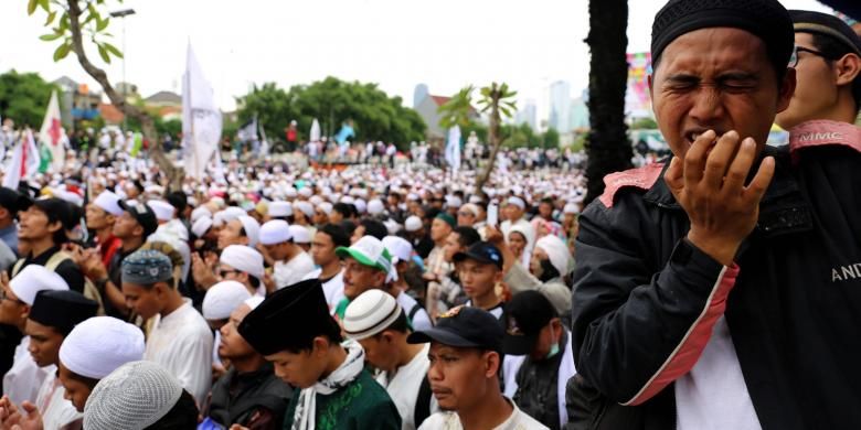 Umat muslim mengikuti aksi 212 di depan Kompleks Parlemen Senayan, Jakarta Pusat, Selasa (21/2/2017). Aksi 212 tersebut digelar dalam rangka menuntut DPR agar segera mengambil tindakan agar Gubernur DKI Jakarta Basuki Tjahaja Purnama diberhentikan dari jabatannya.