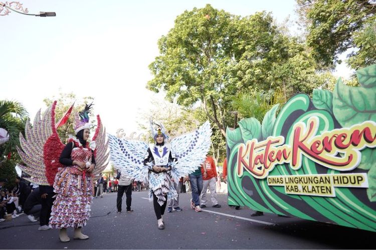 Pemkab Klaten mengadakan Karnaval Pembangunan dengan pawai mobil hias (20/8/2023). 