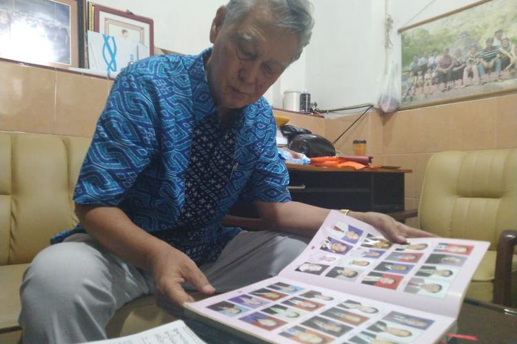 Iwan Natawidjaja, mantan guru Chung Hua School saat menceritakan tentang Hung Xiqiu di rumahnya.