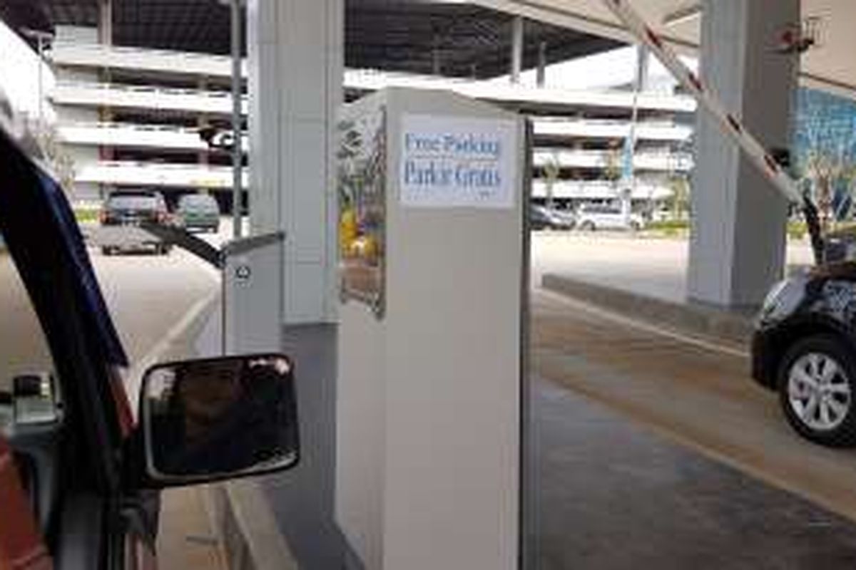 Pengumuman parkir gratis ditempel di loket parkir Terminal 3 New Bandara Soekarno-Hatta, Tangerang, Senin (15/8/2016). Kebijakan parkir gratis diberlakukan PT Angkasa Pura II selaku pengelola dalam rangka mengurangi kepadatan kendaraan di area kedatangan.