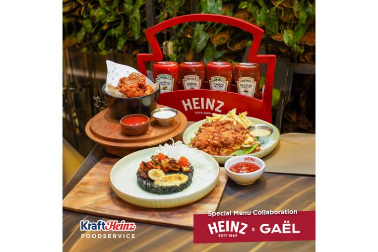 Menu spesial kolaborasi GAEL Jakarta dengan Heinz, yaitu Naked Chicken Burger, Black Squid Ink Rice, dan Sesame Chicken Wing. 