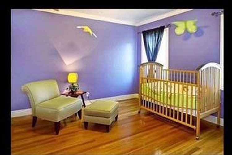 Warna ungu muda memberikan kehangatan yang cukup untuk ruangan dengan sedikit sekali sinar matahari. Warna ungu muda dapat Anda padukan dengan lantai hardwood.