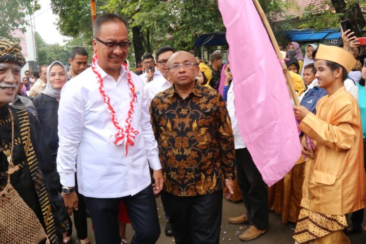 Menteri Sosial Agus Gumiwang Kartasasmita ketika disambut saaat menghadiri acara Penyaluran Alat Bantu Dengar Bagi Penyandang Disabilitas Sensorik Rungu Wicara di Wilayah Jawa Barat, di Bandung, Jawa Barat, Rabu (13/02/2019).