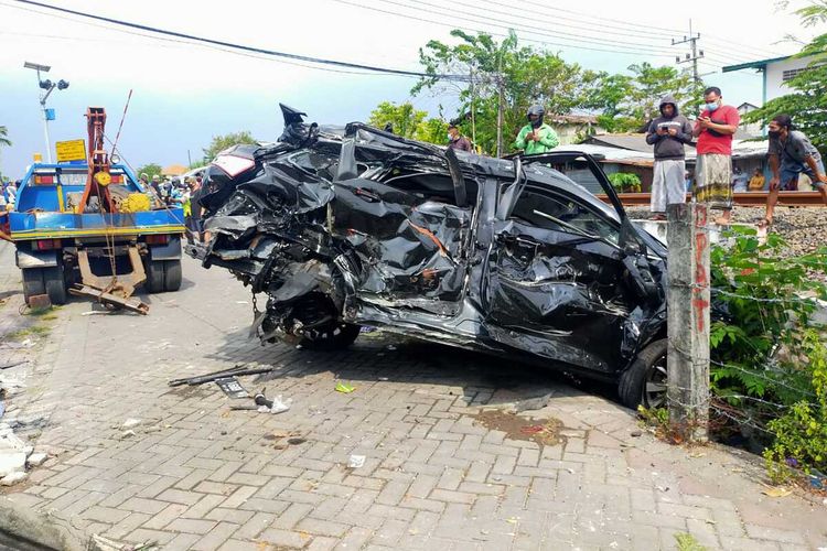 Sebuah mobil SUV Wuling Almaz disambar kereta api di perlintasan rel kereta api palang pintu Pondok Benowo Indah, Sememi, Kecamatan Benowo, Surabaya, Rabu (28/4/2021).