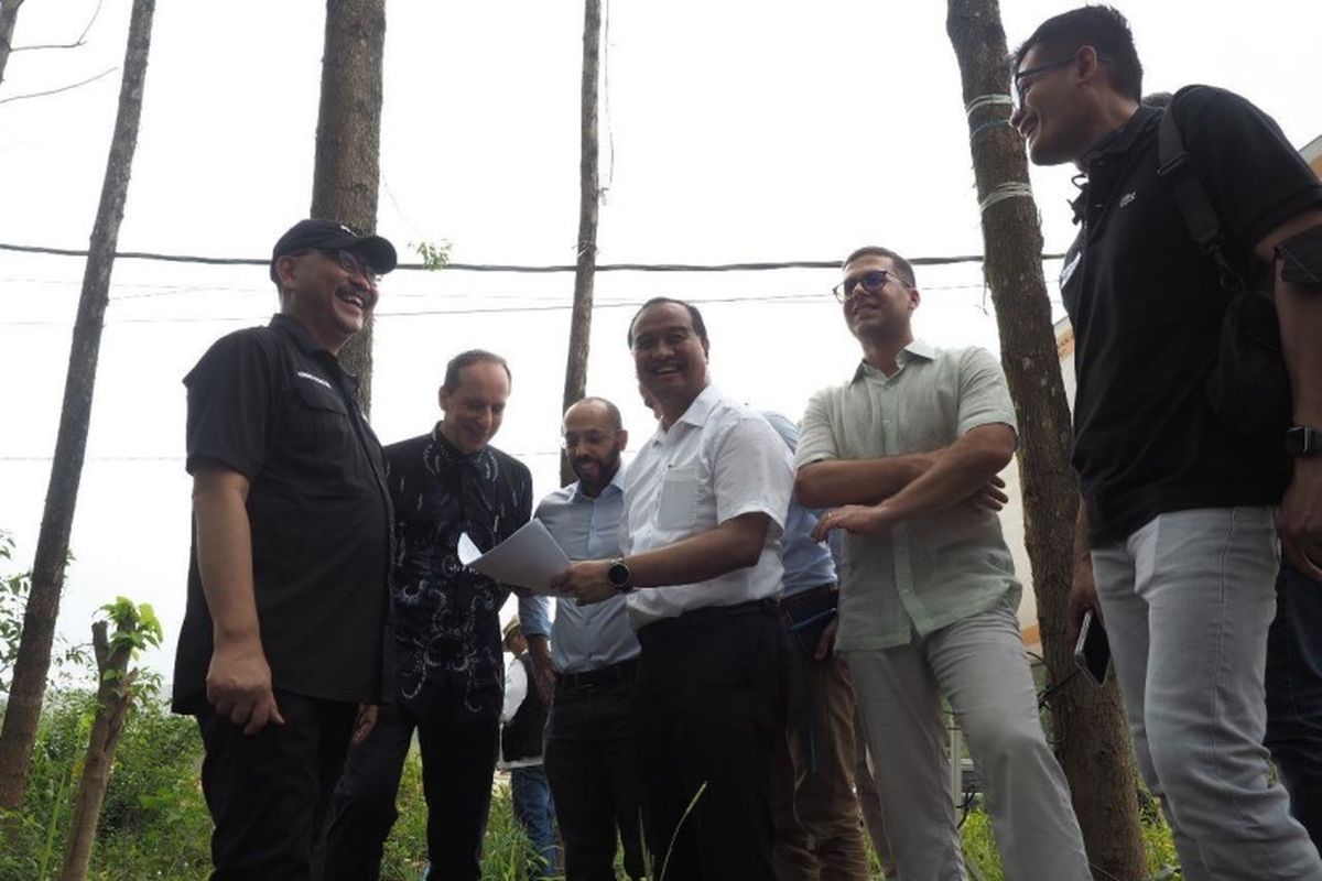 Kepala Otorita IKN Bambang Susantono, Duta Besar Prancis untuk Indonesia Fabien Penone, Deputi Bidang Pendanaan dan Investasi OIKN Agung Wicaksono, dan President Director Sinarmas LDA Maritime (SLM) Matthieu Lavoine meninjau lahan campuran di IKN, pada Senin (12/6/2023).