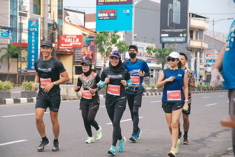Ratusan peserta berlari di event lari tahunan New Year Run 2022 Semarang Runners.
