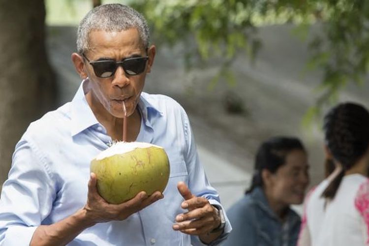 Presiden AS Barack Obama menyempatkan diri minum air kelapa di tepi Sungai Mekong, Luang Prabang, Laos, Rabu (7/9/2016).