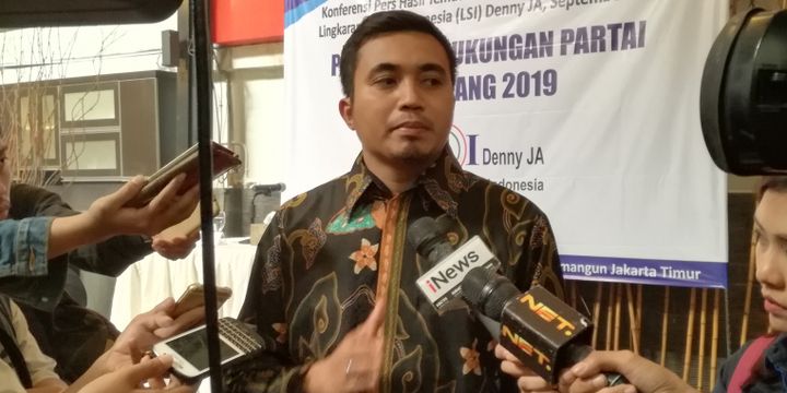 Peneliti LSI Denny JA Adjie Alfaraby dalam rilis survei di kantornya, Jakarta, Rabu (12/9/2018).