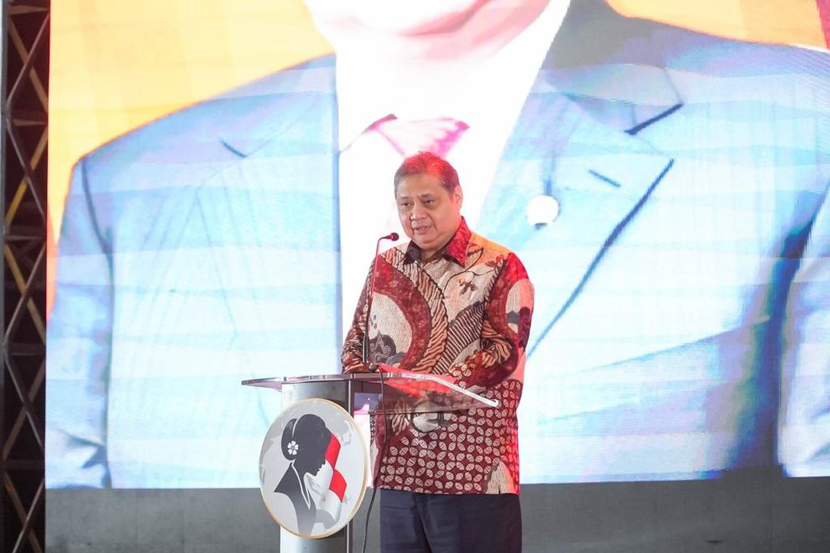 Menteri Koordinator (Menko) Bidang Perekonomian Airlangga Hartarto saat memberikan sambutan dalam Seminar Nasional dan Rapat Kerja Nasional I Perempuan Indonesia Maju (PIM) di Jakarta, Selasa (17/10/2023). 
