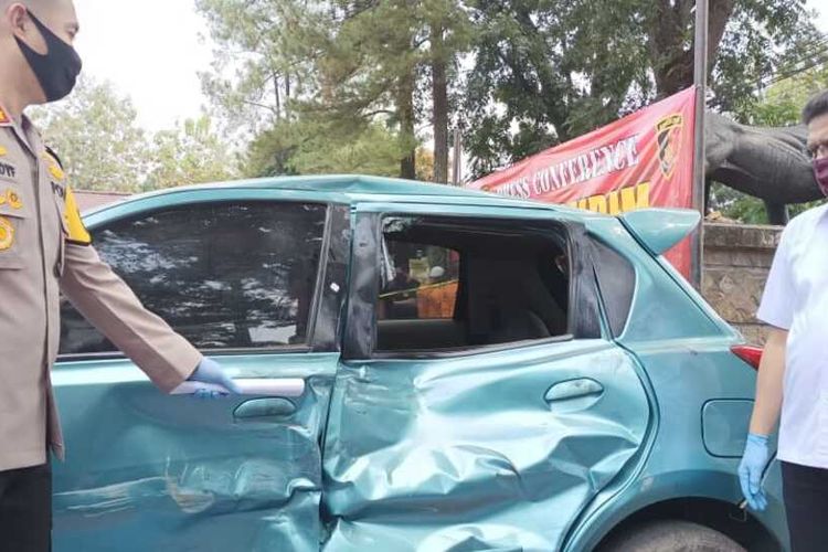 Kapolres Subang AKBP Teddy Fanani menunjukkan mobil yang menabrak Andi Suwardi. Pengendara mobil tersebut, AS, tak terima ditegur saat berkendara secara ugal-ugalan.