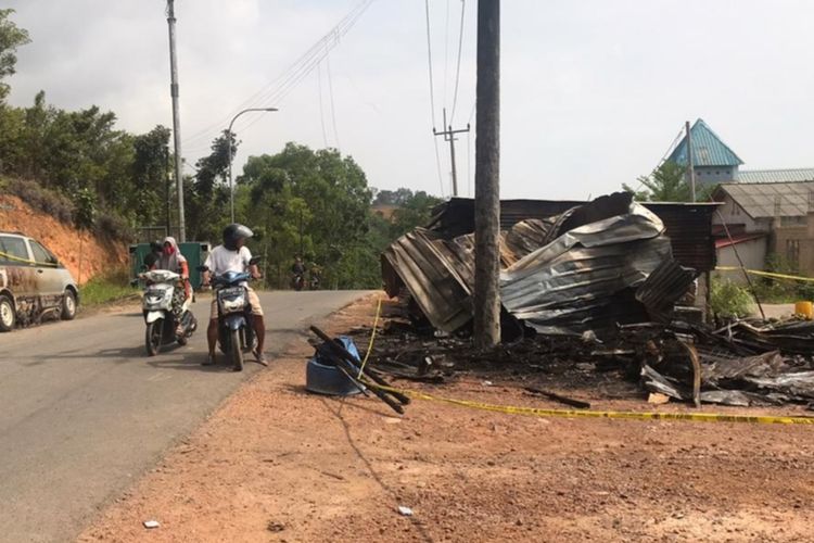 Sebuah bengkel yang berada di tepi jalan Bumi Perkemahan Punggur, Kecamatan Nongsa, Batam, Kepulauan Riau (Kepri) terbakar hebat malam tadi, Kamis (12/3/2020)