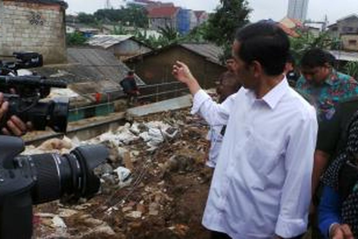 Gubernur DKI Jakarta Joko Widodo saat berkunjung ke lokasi banjir di Pegadegan, Jakarta Selatan, Senin (27/1/2014).