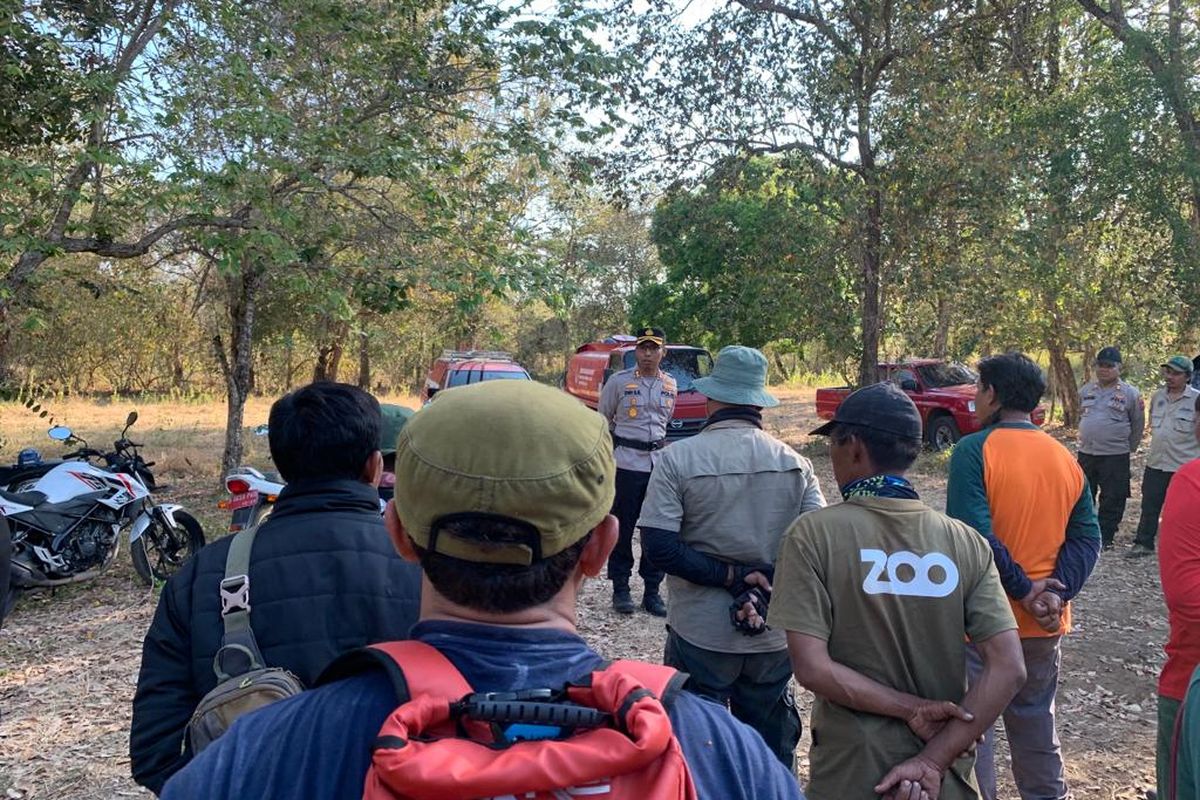 Foto: Kapolres Situbondo AKBP Dwi Sumrahadi Rakhmanto memimpin apel pemadaman karhutla di Taman Nasional Baluran Situbondo pada Selasa (26/9/2023).