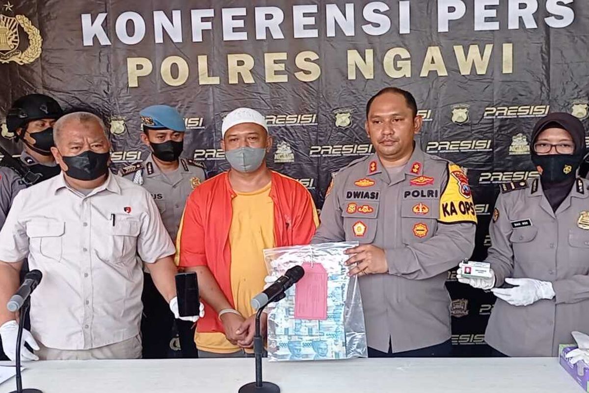 Kapolres Ngawi, AKBP Dwiasi Wiyatputera. Kepolisian Resor Ngawi, Deny Subroto (38) warga Desa Jururejo, seorang oknum LSM anggota Lembaga Perlindungan Konsumen Swadaya Masyarakat (LPKSM) diduga melakukan pemerasan terhadap Kepala Desa Sambirejo Susilo. Dar pelaku polisi mengamankan uang Rp 10 juta sebagai bukti tindak kejahatan.
