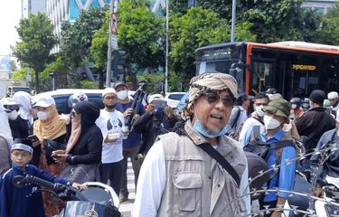Salah satu peserta Reuni 212, Iwan (61), mengatakan bahwa ia dan rekan-rekannya tidak akan pulang sebelum ada arahan.