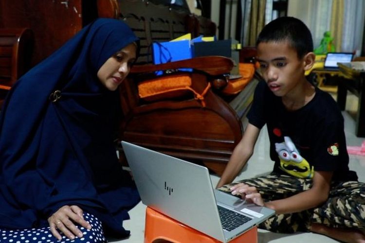 Adilah selalu mendampingi anaknya yang punya hobi robotika